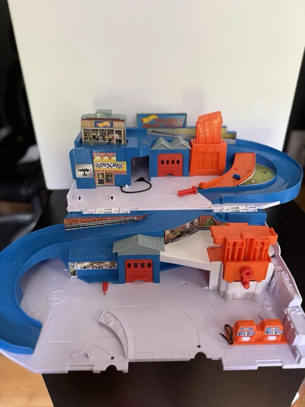 2015 Mattel Hot Wheels Stow and Go Folding Race Track Service Station DMW90
